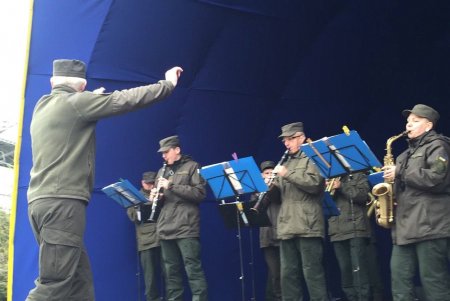 В центральном городском парке «Подержали своих» и пошли «С песней к Победе»  (фото)