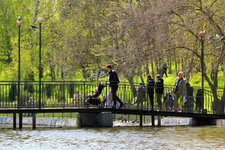 Зелень на месте трущоб: фотопрогулка по весеннему парку Победы (фоторепортаж) 
