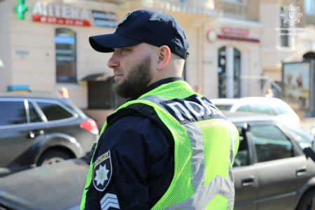 Высокая опасность ракетных ударов: центр Одессы патрулируют усиленные наряды полиции (фото)