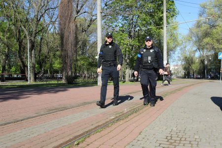 Высокая опасность ракетных ударов: центр Одессы патрулируют усиленные наряды полиции (фото)