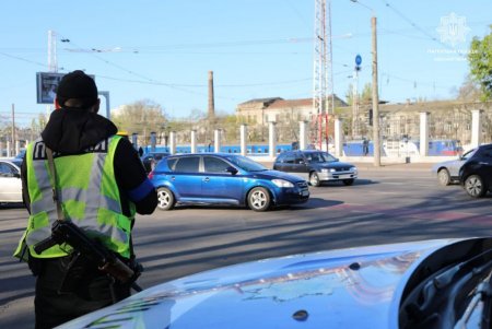 Высокая опасность ракетных ударов: центр Одессы патрулируют усиленные наряды полиции (фото)