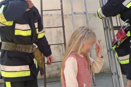 В Килие спасатели помогли девочке, которая едва не упала с высоты второго этажа (фото)