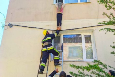 В Килие спасатели помогли девочке, которая едва не упала с высоты второго этажа (фото)