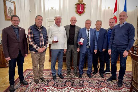 Геннадий Труханов наградил ветеранов одесского футбола (фото)