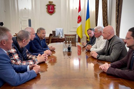 Геннадий Труханов наградил ветеранов одесского футбола (фото)