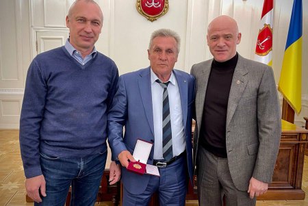 Геннадий Труханов наградил ветеранов одесского футбола (фото)