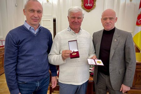 Геннадий Труханов наградил ветеранов одесского футбола (фото)