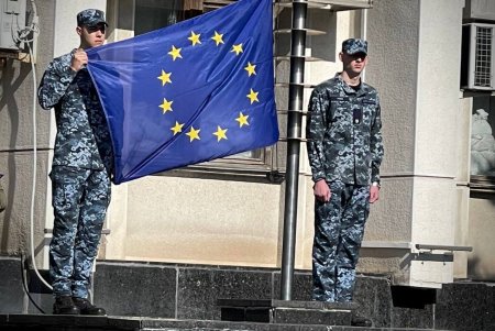На Думской площади состоялась церемония поднятия флага Европейского Союза (фоторепортаж) 