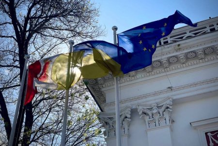 «День Европы»: на Думской площади прошла церемония поднятия флага ЕС (фото)
