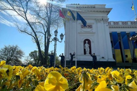 «День Европы»: на Думской площади прошла церемония поднятия флага ЕС (фото)