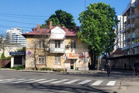 В Приморском районе города обновили пешеходную разметку (фото)