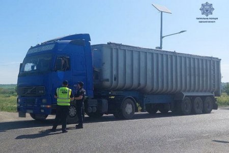 Одесские патрульные взяли под контроль движение на пограничных пунктах пропуска в рамках Электронной очереди (фото)