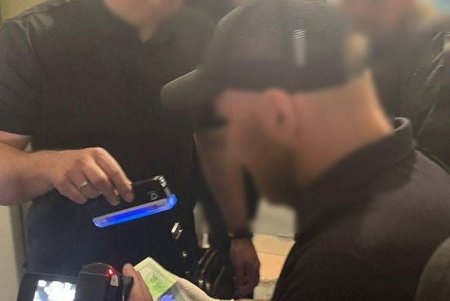 Одесский патрульный вымогал взятку в 1000 долларов США у семьи, в которой трагически погиб ребенок