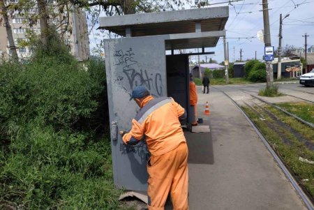 В мае вандалы повредили в Одессе более 10 остановочных комплексов (фото)