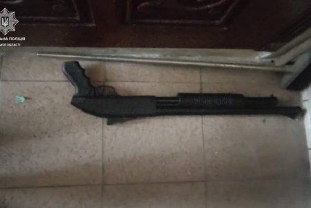 Одессит угрожал прохожим оружием из окон своей квартиры, где выращивал наркотические растения (фото)