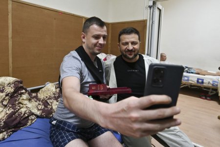 Владимир Зеленский в Одессе посетил раненых бойцов в госпитале и наградил военных и медиков (фото, видео)