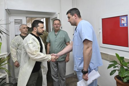 Владимир Зеленский в Одессе посетил раненых бойцов в госпитале и наградил военных и медиков (фото, видео)