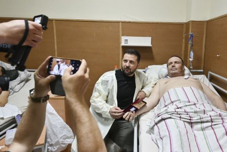 Владимир Зеленский в Одессе посетил раненых бойцов в госпитале и наградил военных и медиков (фото, видео)