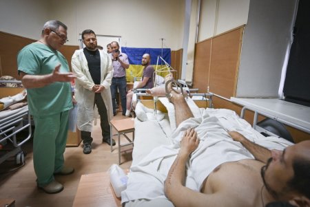Владимир Зеленский в Одессе посетил раненых бойцов в госпитале и наградил военных и медиков (фото, видео)
