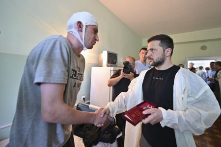 Владимир Зеленский в Одессе посетил раненых бойцов в госпитале и наградил военных и медиков (фото, видео)
