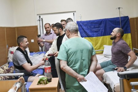 Владимир Зеленский в Одессе посетил раненых бойцов в госпитале и наградил военных и медиков (фото, видео)