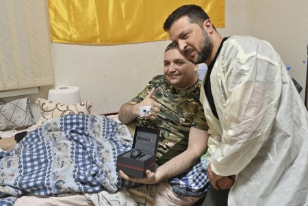 Владимир Зеленский в Одессе посетил раненых бойцов в госпитале и наградил военных и медиков (фото, видео)