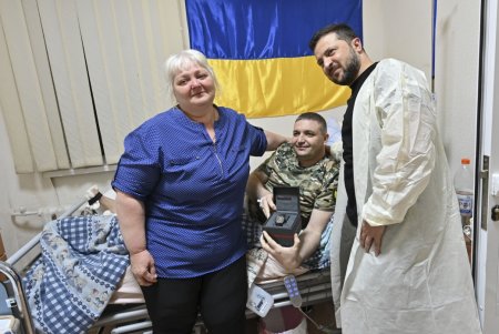 Владимир Зеленский в Одессе посетил раненых бойцов в госпитале и наградил военных и медиков (фото, видео)
