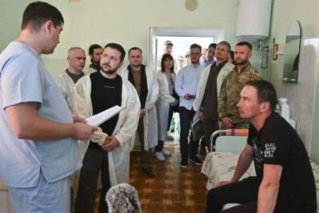 Владимир Зеленский в Одессе посетил раненых бойцов в госпитале и наградил военных и медиков (фото, видео)