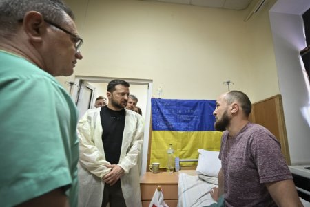 Владимир Зеленский в Одессе посетил раненых бойцов в госпитале и наградил военных и медиков (фото, видео)