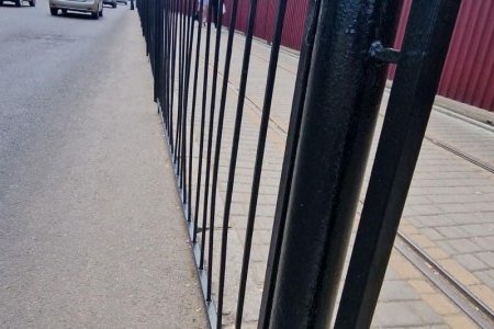 Коммунальщики продолжают обновлять перильное ограждение в Приморском районе (фото)