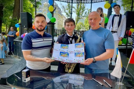 «Мы делаем все, чтобы создать лучшую жизнь для подрастающего поколения», - мэр Одессы на детском празднике в Горсаду