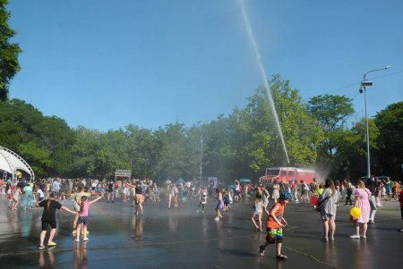 В парке Шевченко провели масштабный праздник для детей (фото)
