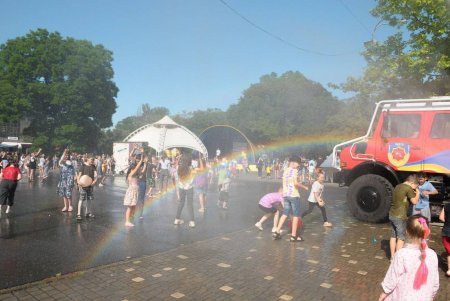 В парке Шевченко провели масштабный праздник для детей (фото)