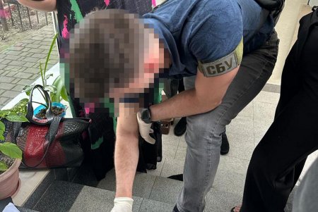 Чиновница Черноморской мэрии вместе с сообщником наладила коррупционную схему в сфере проведения ремонтных работ (фото)