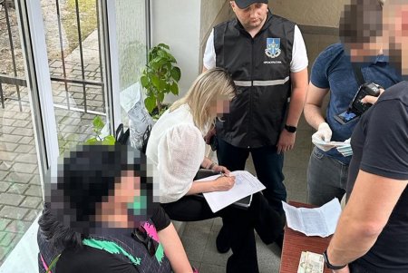 Чиновница Черноморской мэрии вместе с сообщником наладила коррупционную схему в сфере проведения ремонтных работ (фото)