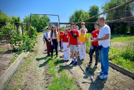 Одесским школьникам рассказали, как выращивают цветы и растения в городском тепличном хозяйстве (фото, видео) 