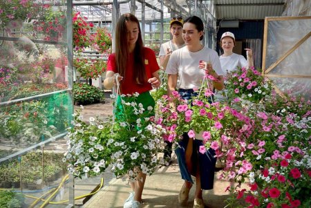 Одесским школьникам рассказали, как выращивают цветы и растения в городском тепличном хозяйстве (фото, видео) 