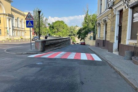 Одесские коммунальщики обновили дорожную разметку пешеходных переходов в центре города (фото)