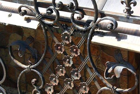 Утопающая в зелени улица Кузнечная: старинные дома с лепниной и сохранившаяся брусчатка (фоторепортаж)