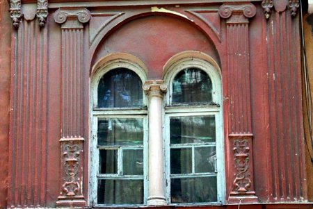 Утопающая в зелени улица Кузнечная: старинные дома с лепниной и сохранившаяся брусчатка (фоторепортаж)