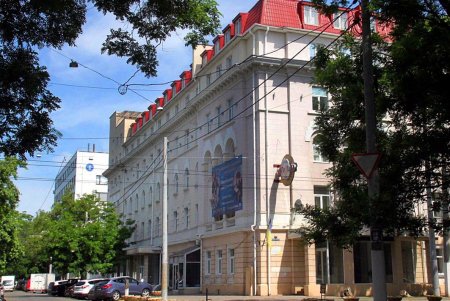 Утопающая в зелени улица Кузнечная: старинные дома с лепниной и сохранившаяся брусчатка (фоторепортаж)