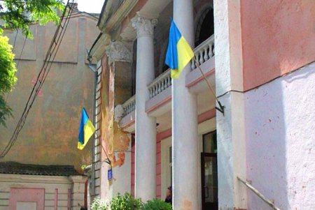 Утопающая в зелени улица Кузнечная: старинные дома с лепниной и сохранившаяся брусчатка (фоторепортаж)