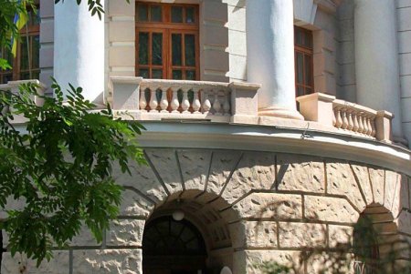 Утопающая в зелени улица Кузнечная: старинные дома с лепниной и сохранившаяся брусчатка (фоторепортаж)