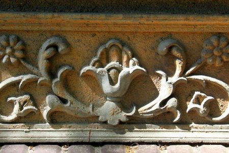 Утопающая в зелени улица Кузнечная: старинные дома с лепниной и сохранившаяся брусчатка (фоторепортаж)