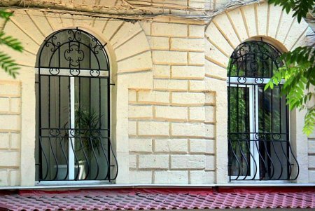 Утопающая в зелени улица Кузнечная: старинные дома с лепниной и сохранившаяся брусчатка (фоторепортаж)