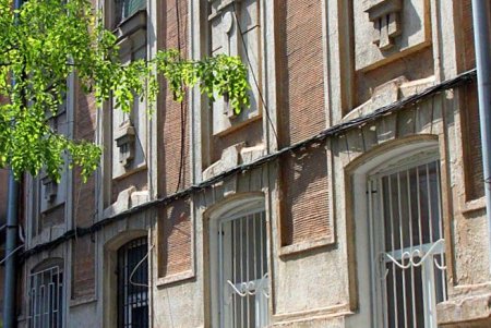 Утопающая в зелени улица Кузнечная: старинные дома с лепниной и сохранившаяся брусчатка (фоторепортаж)