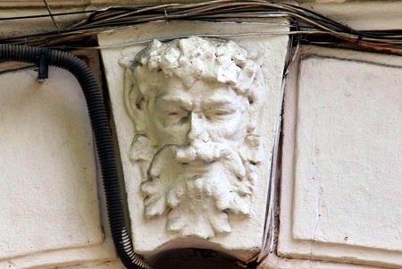 Утопающая в зелени улица Кузнечная: старинные дома с лепниной и сохранившаяся брусчатка (фоторепортаж)