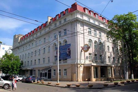 Утопающая в зелени улица Кузнечная: старинные дома с лепниной и сохранившаяся брусчатка (фоторепортаж)