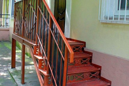 Утопающая в зелени улица Кузнечная: старинные дома с лепниной и сохранившаяся брусчатка (фоторепортаж)