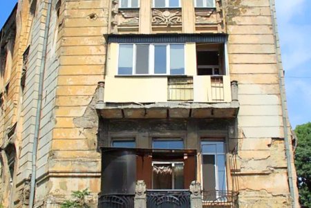 Утопающая в зелени улица Кузнечная: старинные дома с лепниной и сохранившаяся брусчатка (фоторепортаж)